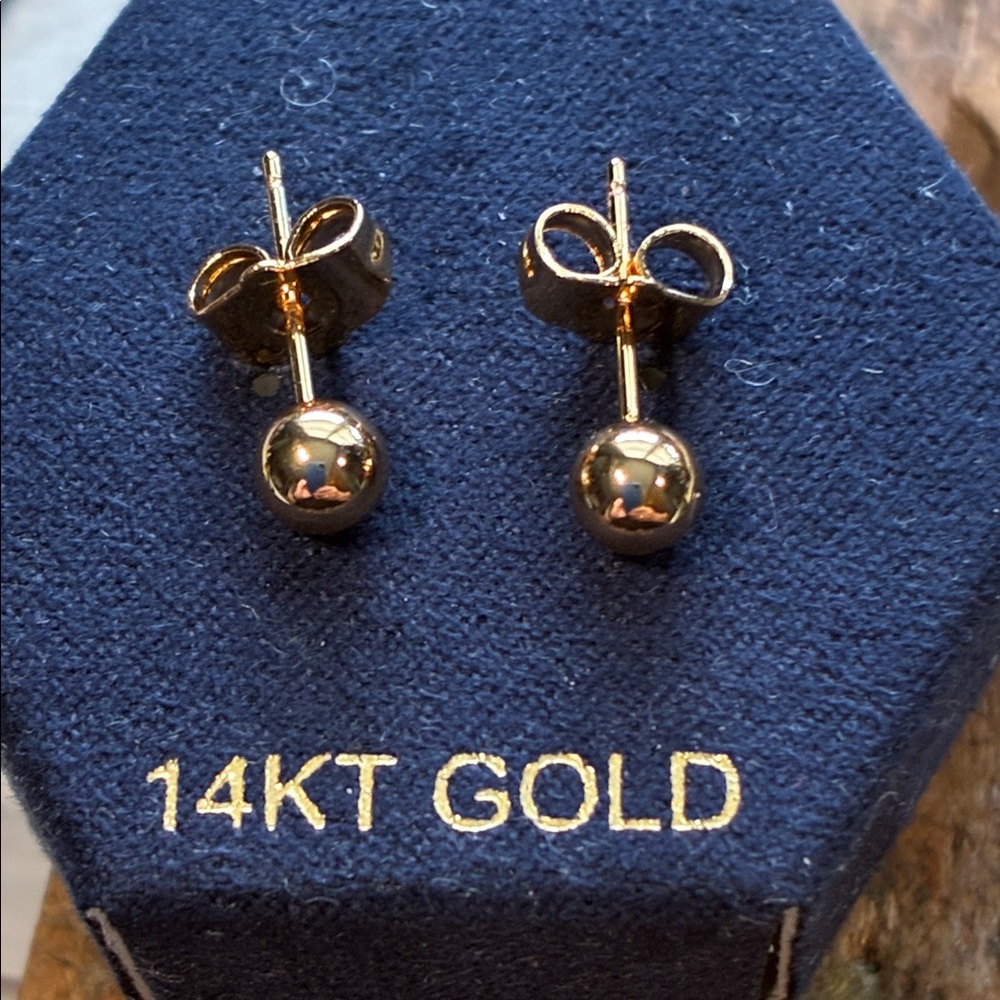 14K Gold 5mm Solid Stud Earrings - New
1.57 grams